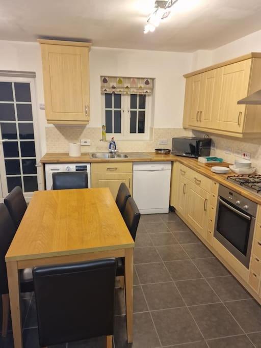 Nightrest Homes 6 Bedroom House- Smart Tv In Each Room - Parking - Wifi Milton Keynes Esterno foto