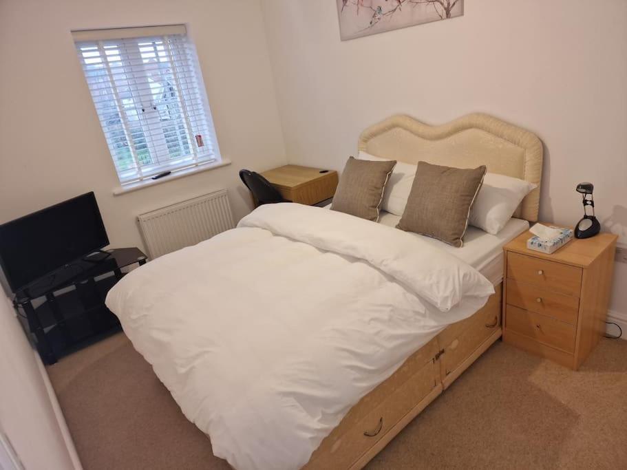 Nightrest Homes 6 Bedroom House- Smart Tv In Each Room - Parking - Wifi Milton Keynes Esterno foto